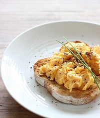 Scrambled eggs with herbs on toast